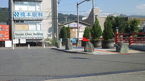 野崎駅東口の改札を出て橋を渡る